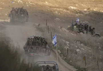 Israel schlägt Munitionsdepots in Syrien an ...