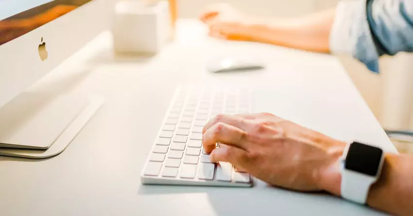 Der „massive“ Einstellungsstopp von Facebook und der Rückgang des Aktienkurses um 40 % sind teilweise Apples Schuld, sagt CFO