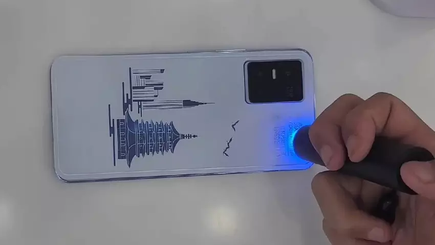 Es ist magisch! Auf der Rückseite des Smartphones Vivo S10 Pro können Sie mit Ultraviolett zeichnen