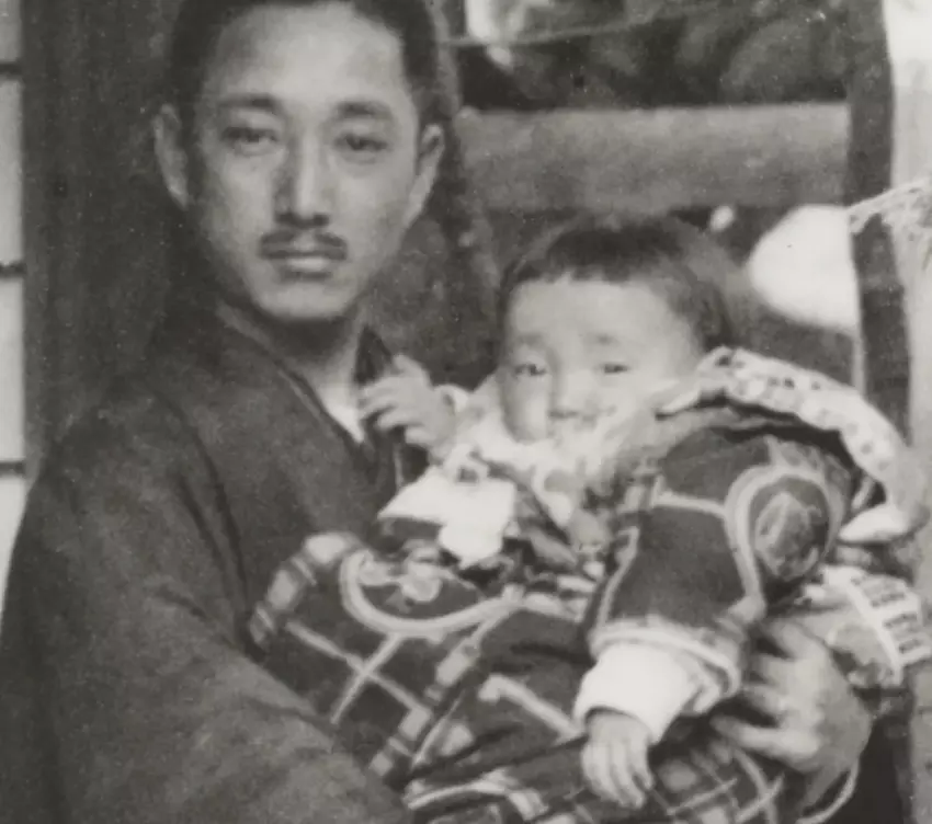 Akio Morita als Kind mit seinem Vater