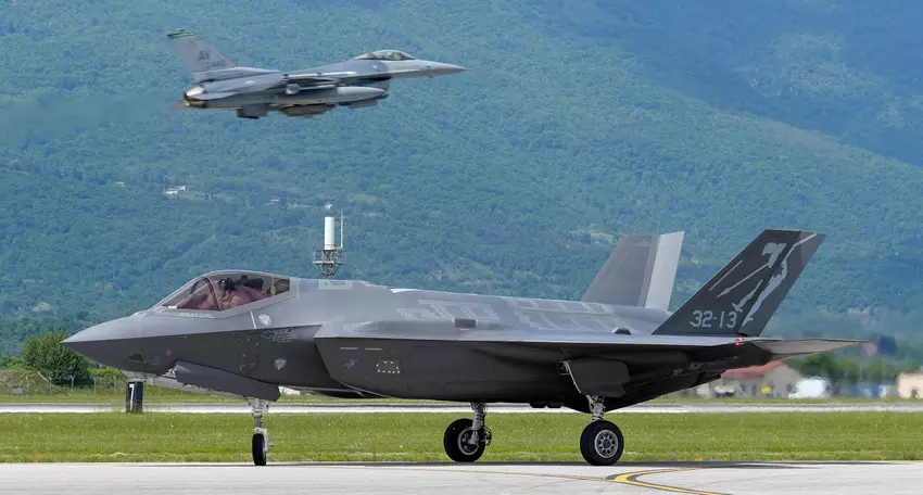 Italiens Kampfjets der fünften Generation, die F-35 Lightning II, sind zum ersten Mal in Japan eingetroffen