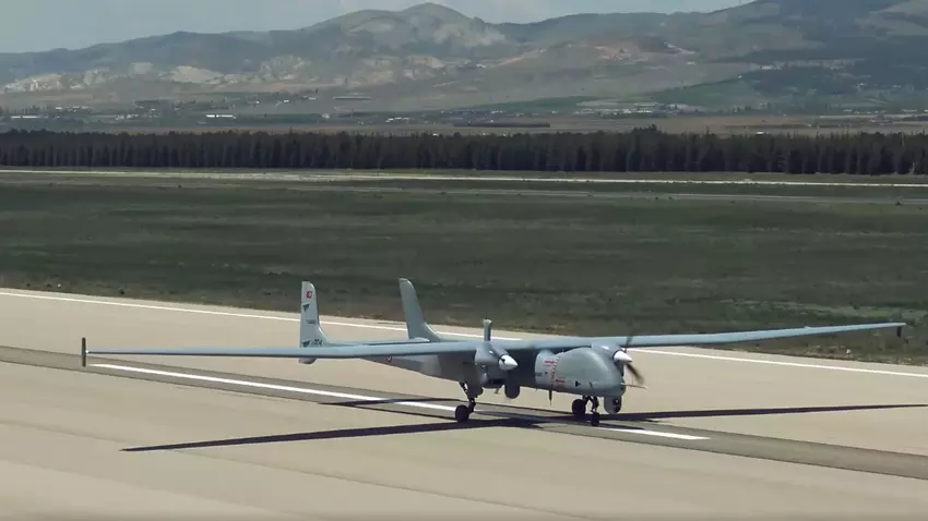 Die türkische Marine setzt große Aksungur-Kampfdrohnen ein, die bis zu 50 Stunden in der Luft bleiben können