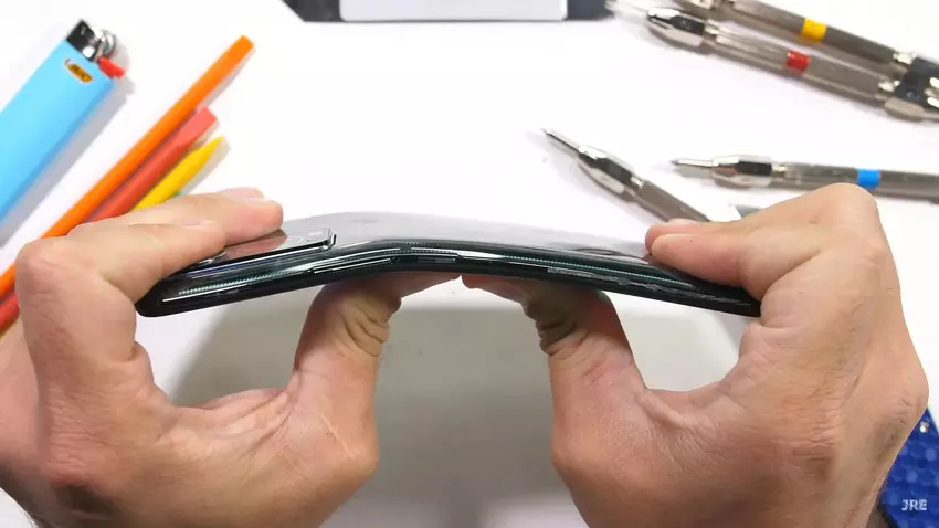 ZTE Axon 30 5G getestet von JerryRigEverything: Mittelmäßige Kamera unter dem Bildschirm, aber gute "Überlebensfähigkeit"