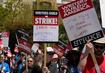 Hollywood-Studios haben sich darauf geeinigt, Drehbuchautoren ...