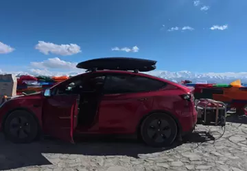 Ein Tesla Model Y-Besitzer schloss einen ...