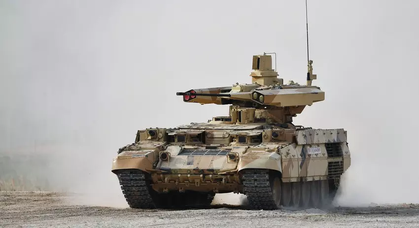 Billige FPV-Drohnen trafen ein seltenes russisches Terminator-Kampfunterstützungsfahrzeug und den T-80-Panzer, der versuchte, es zu evakuieren