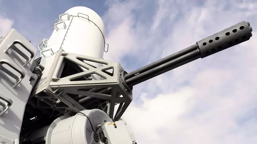 Ein japanischer Ingenieur hat in seiner Garage ein Gegenstück zum CIWS-Flugabwehrsystem Mk 15 Phalanx entwickelt, das Kugeln für eine Partie Strikeball abfeuert