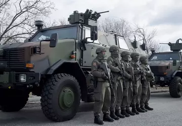 30 gepanzerte Fahrzeuge des Typs Dingo, ...