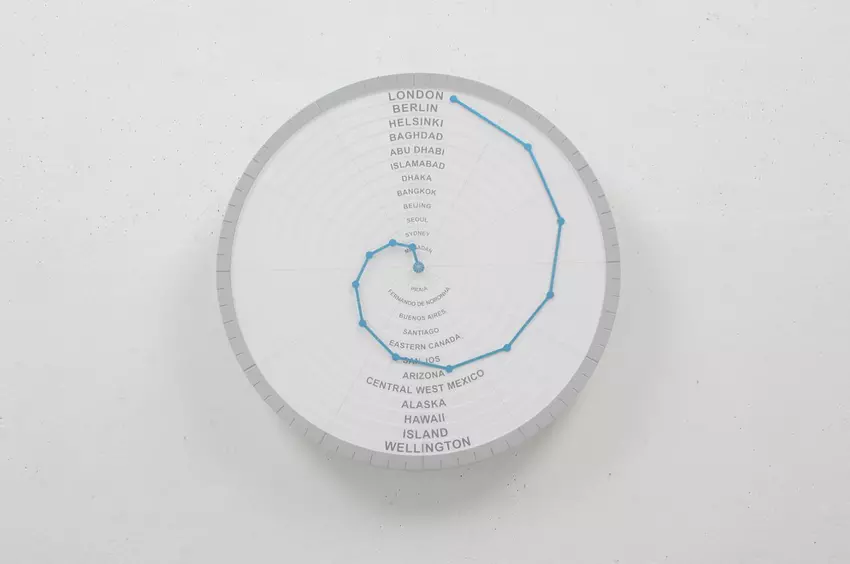 Diese analoge Wanduhr zeigt die Tageszeit in Ländern auf der ganzen Welt an