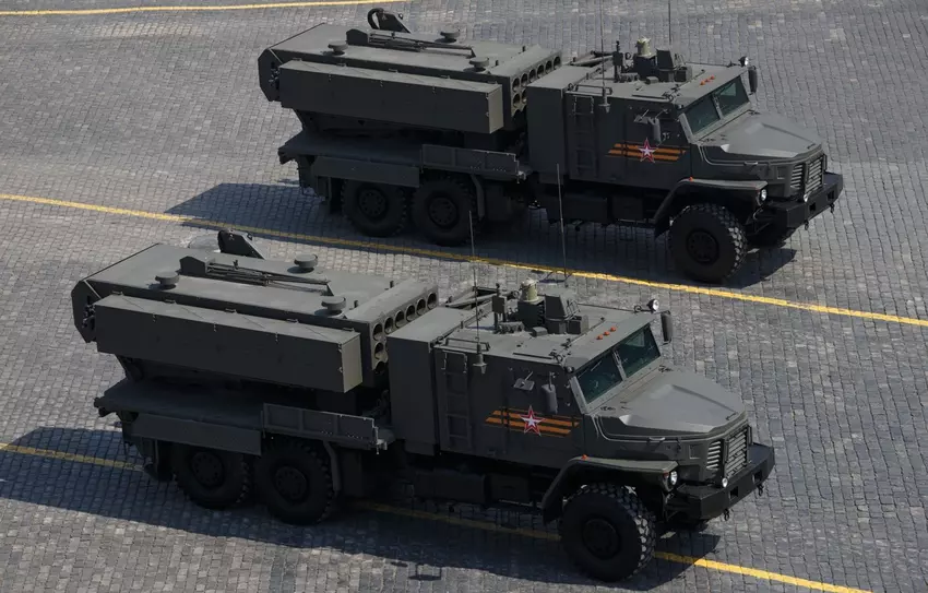 Zum ersten Mal zeigten die Russen Filmmaterial über den Einsatz des schweren Flammenwerfersystems TOS-2 mit Thermobar-Raketen