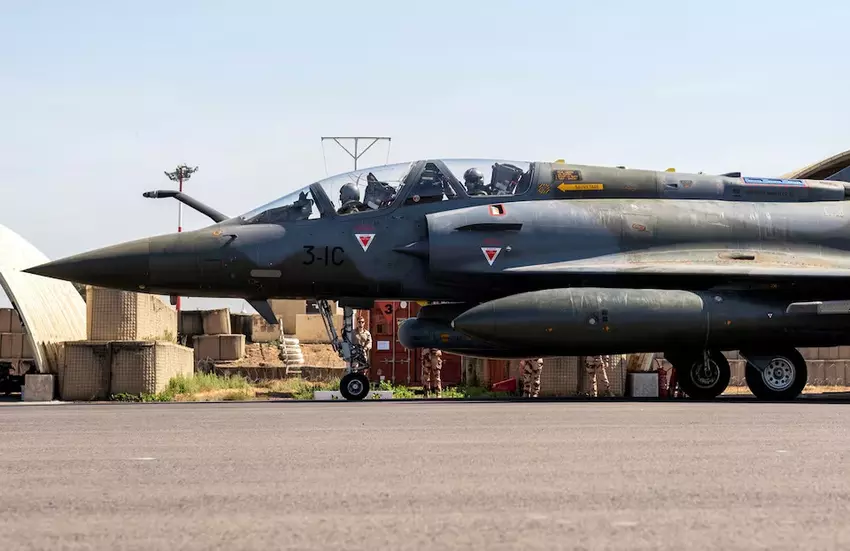 Französisches Kampfflugzeug bereitet sich auf den Abflug aus dem Tschad vor