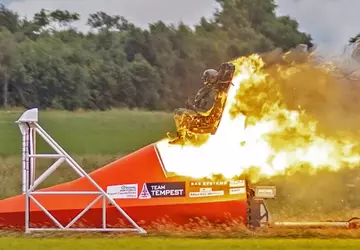 BAE und Rolls-Royce testen Schleudersitz und ...