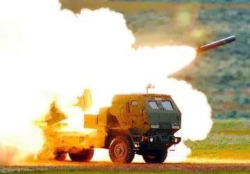 Die Übergabe von 18 HIMARS-Mehrzweckraketen an ...