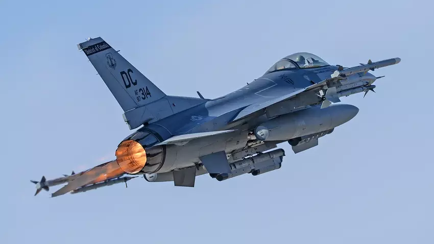 Pentagon autorisiert F-16-Kampfflugzeuge, mit Überschallgeschwindigkeit über Washington zu fliegen, um die Cessna 560 Citation V abzufangen - das Geschäftsreiseflugzeug konnte keinen Kontakt herstellen und stürzte schließlich ab