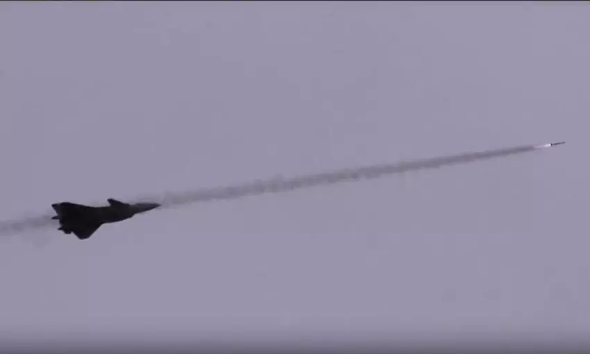 China hat zum ersten Mal gezeigt, wie ein J-20 Mighty Dragon-Kampfjet der fünften Generation eine Rakete abschießt, um die Zerstörung feindlicher Flugzeuge zu üben