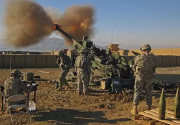 Ukrainische Artillerie zerstört zwei russische Acacia-Geschütze ...