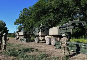 HIMARS-Raketen, 105-mm-Haubitzen, 100 HMMWVs, Nachtsichtgeräte und ...