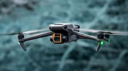 Ukrainische Soldaten werfen mit einem Consumer-DJI-Quadcopter und einem Android-Smartphone Sprengstoff auf den Feind