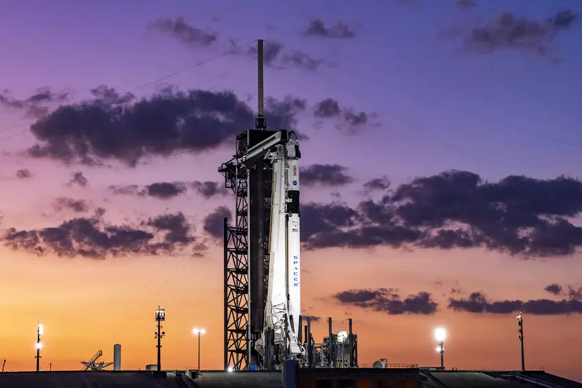 SpaceX schickt Crew Dragon mit vier Astronauten im dritten Anlauf zur ISS