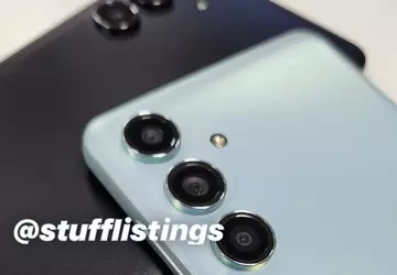 Samsung Galaxy M55 5G in zwei ...