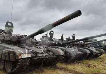 Ukrainische Drohne zerstört beschädigten russischen T-72B-Panzer ...
