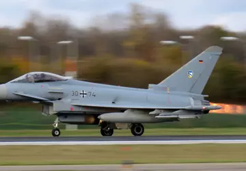 Deutschland übergibt drei Eurofighter Typhoon-Kampfflugzeuge an ...
