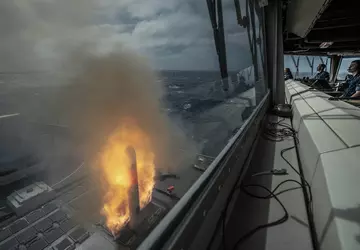 Fregatte der niederländischen Marine schießt erstmals ...