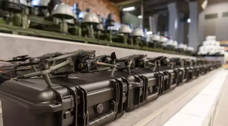 Poroschenko übergibt 3.140 Drohnen (Mavic 3 und Molfar) und 50 Shatro-Multiband-Kuppelstationen zur elektronischen Kriegsführung an die Streitkräfte (Foto)