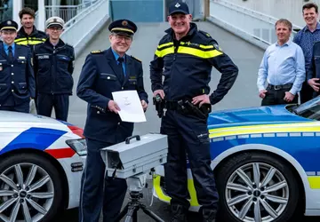 Die deutsche Polizei hat begonnen, Fahrer ...