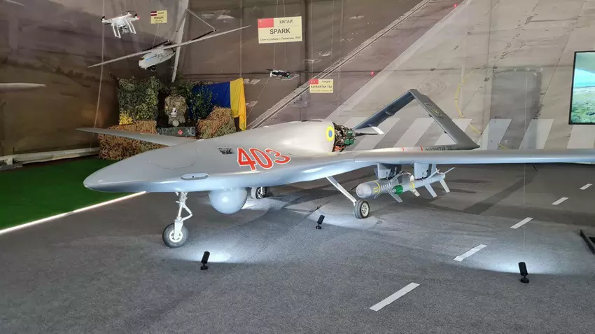 Russland baute Bayraktar TB2 aus Wrackteilen zusammen und gab sie als eine in der Ukraine erbeutete Drohne aus