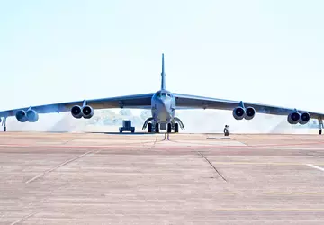 USA entsenden B-52H Stratofortress-Atombomber und F-22 ...