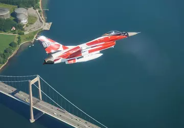 Das US-Kampfflugzeug F-16 Fighting Falcon war ...