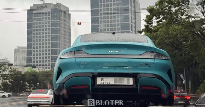Xiaomi SU7 außerhalb der Hauptzentrale von Hyundai in Seoul entdeckt - der koreanische Hersteller untersucht den chinesischen Rivalen