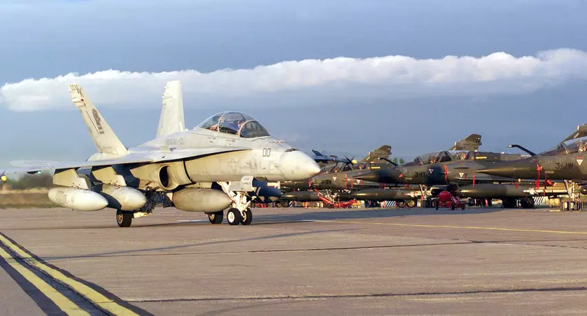 Ein F/A-18D Hornet-Kampfjet des US Marine Corps ist in der Nähe eines Militärstützpunktes in Kalifornien abgestürzt