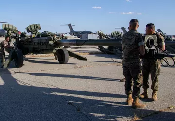US-Marines bereiten 155-mm-Haubitzen M777 für den ...