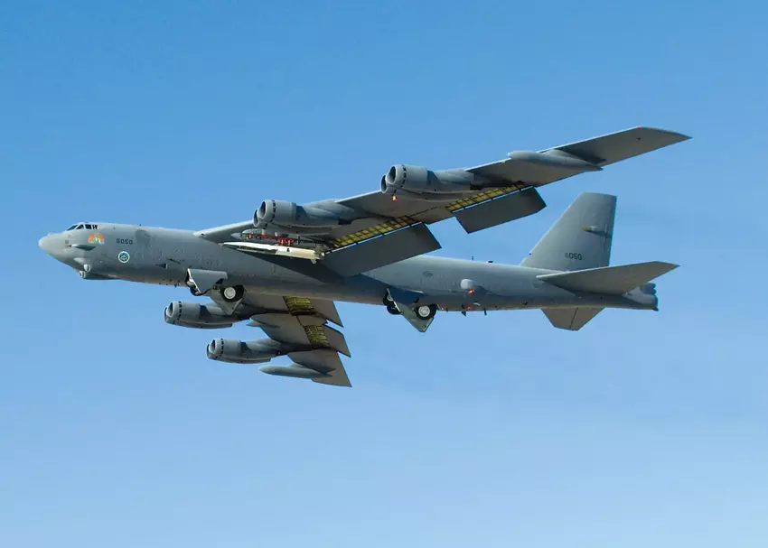 Ein US-Atombomber vom Typ B-52H flog erneut 15 km von Russland entfernt und führte 170 km von St. Petersburg entfernt ein scharfes Manöver durch