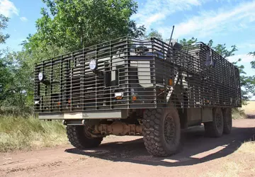 Das ukrainische Militär begann, mit gepanzerten ...