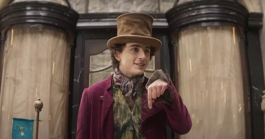 Timothee Chalamet versucht, den Stöckchenwurf von Gene Wilder nachzumachen, scheitert aber