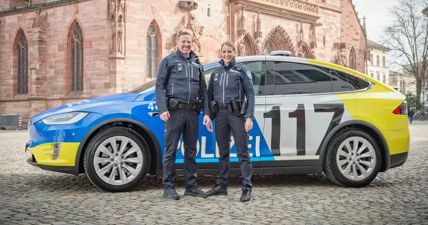 Elektroauto Tesla Model X übertrifft die Erwartungen der Basler Polizei