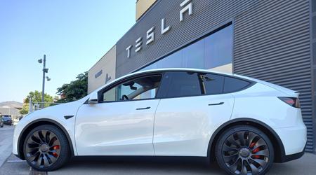 Tesla ruft 1,8 Millionen Fahrzeuge wegen der Gefahr einer sich lösenden Motorhaube zurück