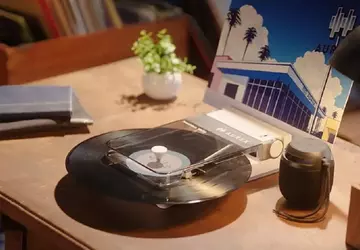 Toshiba hat den tragbaren Plattenspieler Aurex ...