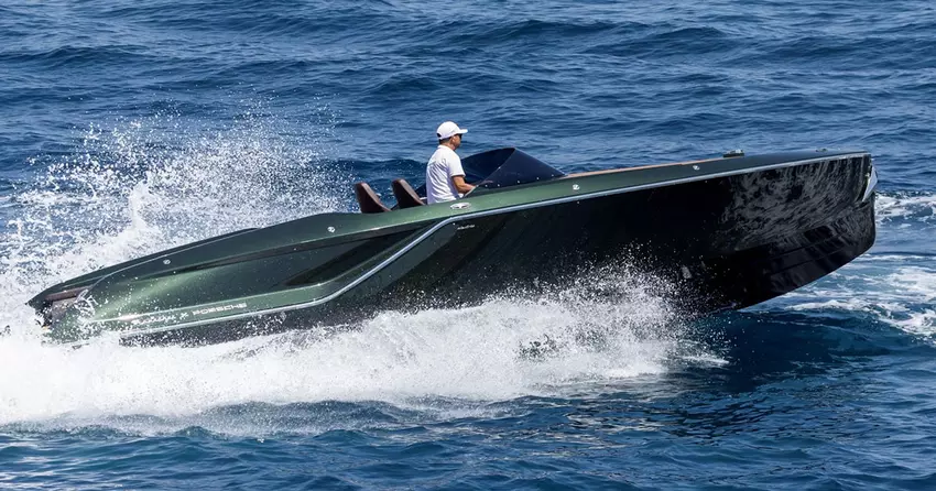 Das Frauscher x Porsche 850 Fantom-Elektroboot mit Porsche Macan-Technologie setzt einen Geschwindigkeitsrekord