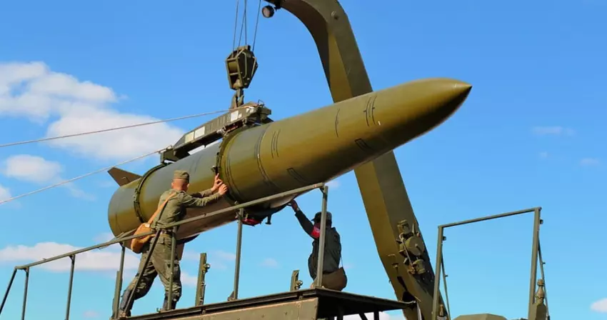 Eine nicht identifizierte Drohne hat eine russische Fabrik angegriffen, in der Iskander-Raketen und pseudo-hypersonische Raketen vom Typ Kh-47M2 hergestellt werden.