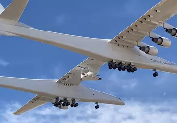 Das größte Stratolaunch Roc-Flugzeug der Welt ...