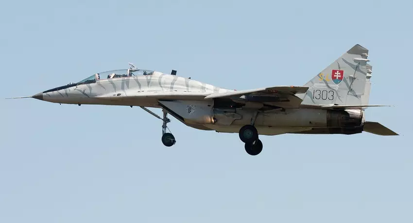Das von der Slowakei übergebene Mehrzweckkampfflugzeug MiG-29UBS der ukrainischen Luftstreitkräfte wird erstmals auf einem Foto gezeigt