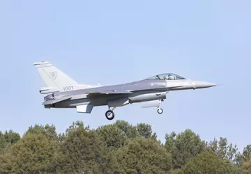 Ein modernisierter F-16V Block 70-Kampfjet für ...