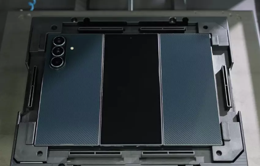 Befestigung der Rückseitenplatten des Galaxy Z TriFold