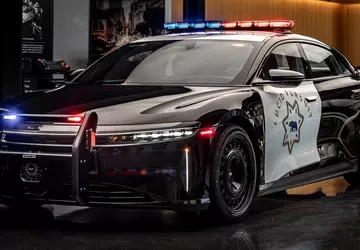 Die kalifornische Verkehrspolizei testete den Lucid ...