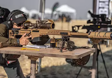 Die ukrainischen Scharfschützen verwenden Barrett MRAD-Gewehre, ...