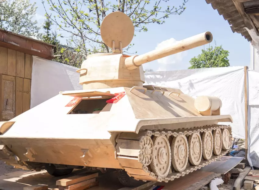 Weißrussland stationiert Holzpanzer an der Grenze zur Ukraine